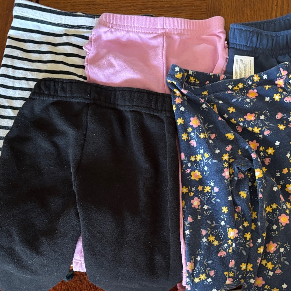 8 PANTS 12mo
1 12mo lumber looking button up
1 Girl Dino sweater 


10
Items